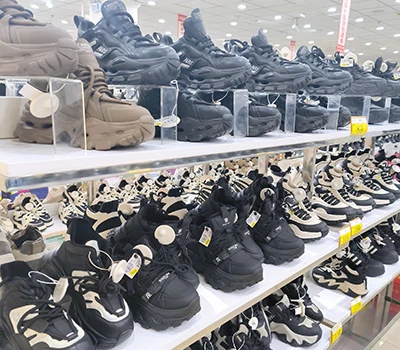Από τη μέτρηση ποδιών για εφαρμογή παπουτσιών στην ευρωπαϊκή επιτυχία – Το μοντέλο Dr. Kong και η...